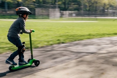 Dziecko jeździ na hulajnodze? Może dostać 1500 zł mandatu za brak karty rowerowej