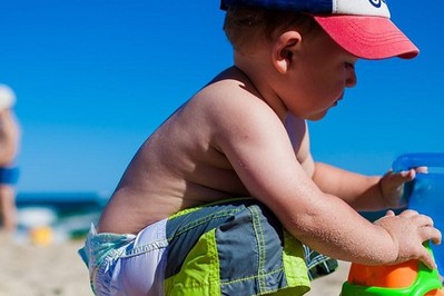 Pierwsza plaża z niemowlakiem: must have mamy i dziecka