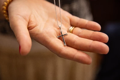Prezent z duszą – jak wybierać religijne upominki dla młodzieży?