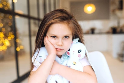 Kiedy dziewczynka słyszy „ładna” zamiast „mądra” – wpływ słów na samoocenę dziecka