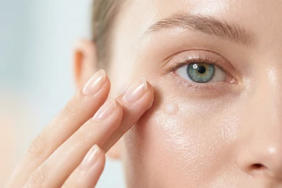 Jak wybrać krem pod oczy, który naprawdę działa? Składniki, konsystencje i błędy, które psują efekty