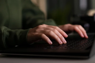 „Sprzedam kolegę” – nowa forma cyberprzemocy wśród nastolatków