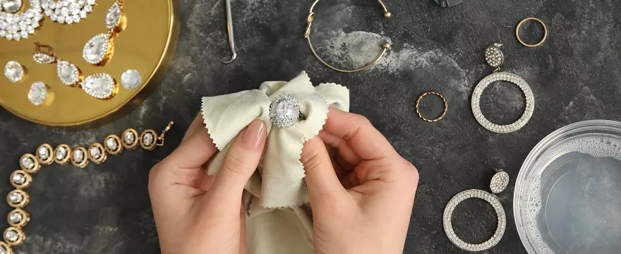 Co zrobić, gdy biżuteria czernieje?