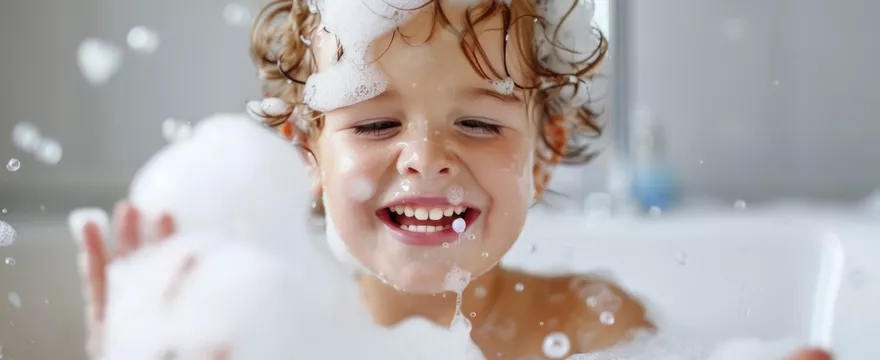 Samodzielna kąpiel — kiedy pozwolić dziecku na samodzielne mycie?