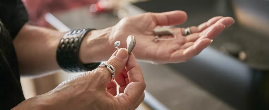 Jaki aparat słuchowy wybrać? Przewodnik dla początkujących