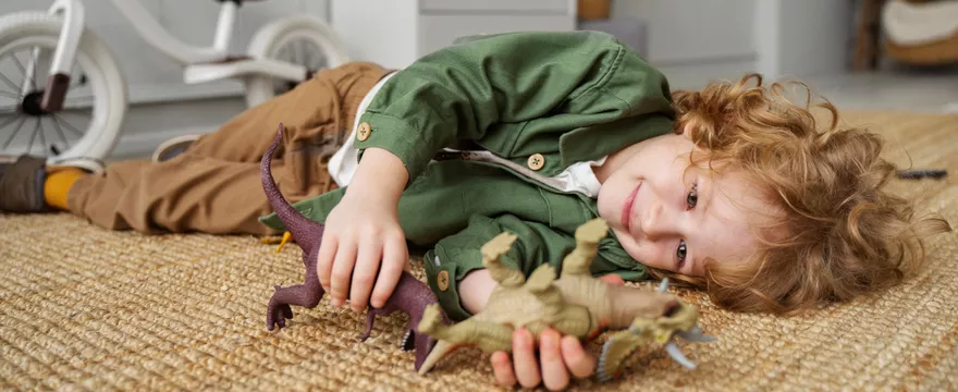 Dziecko nie chce bawić się samo – czy to powód do niepokoju?