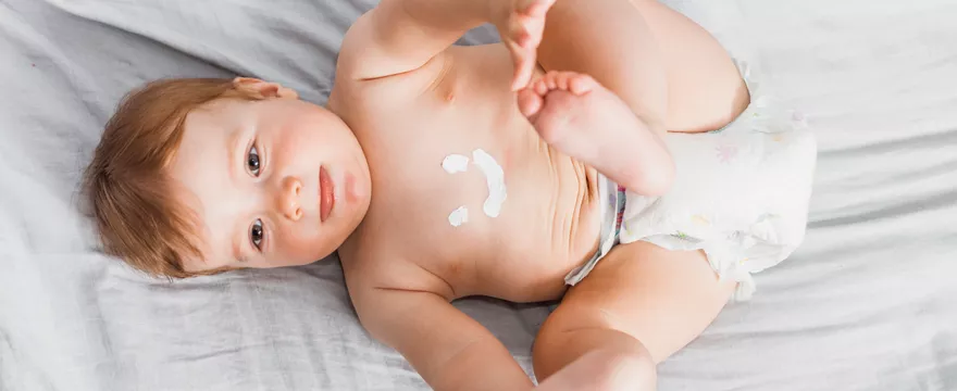 Jak łagodzić objawy atopowej skóry u dziecka — domowe sposoby w AZS