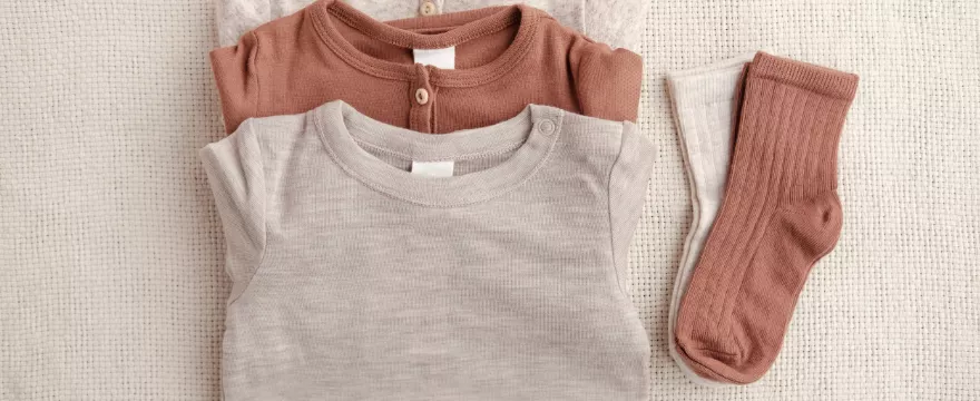 Minimalizm w szafie dziecka – jak nie przesadzić z ubraniami?  