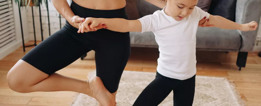 Ruch to zdrowie – proste ćwiczenia w domu dla dzieci i rodziców