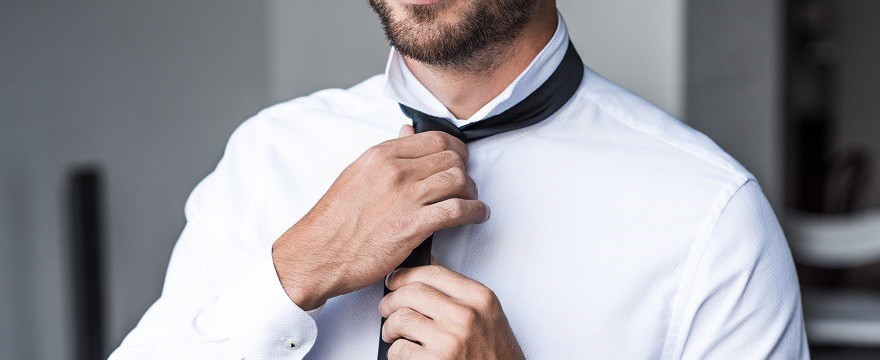 Biała koszula – ponadczasowy must have w garderobie mężczyzny. Jak ją prać i prasować, by zawsze wyglądała nieskazitelnie?