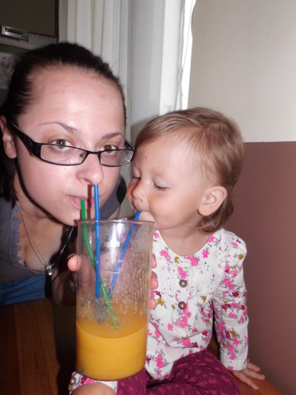 Zosia z mamą + soczek z świeżych pomarańczy
