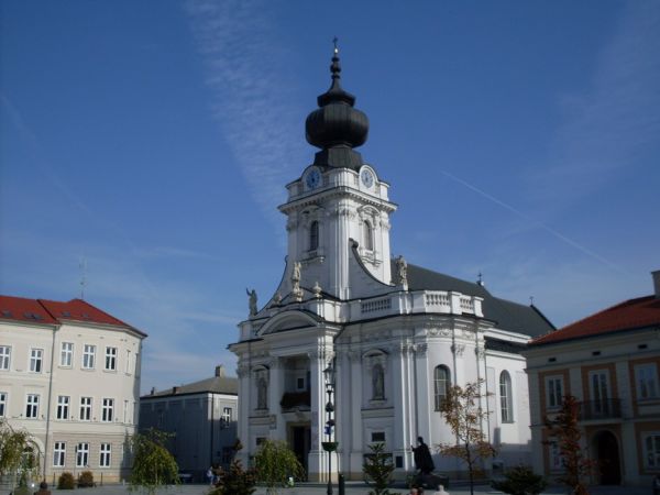 Wadowice - rodzinne miasto św. Jana Pawła II. Na zdjęciu XVIII w. Bazylika Ofiarowania NMP. Świątynią stoi na placu, przy którym można znaleźć kilka  cukierni oferujących pyszną "kremówkę papieską" (sama sprawdzałam).